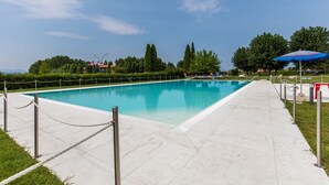 A rectangular swimming pool with a clear blue water surface, surrounded by a white tiled deck. - Casa @rena - Pool - Patio - Pet friendly - LAKE (Sirmione)