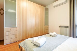 1 habitación, tabla de planchar con plancha, wifi y ropa de cama 