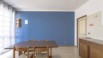 Apartamento, 1 habitación | Servicio de comidas en la habitación