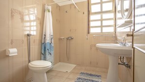 A bathroom with a toilet, shower, and sink. - Margherita - Piano Ribassato (Taviano)