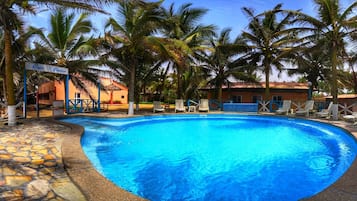 Piscine extérieure, chaises longues