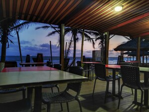 Petit déjeuner, déjeuner et dîner servis sur place