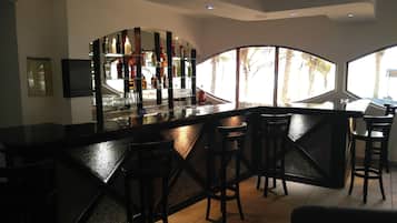 3 bars, bar en bord de piscine