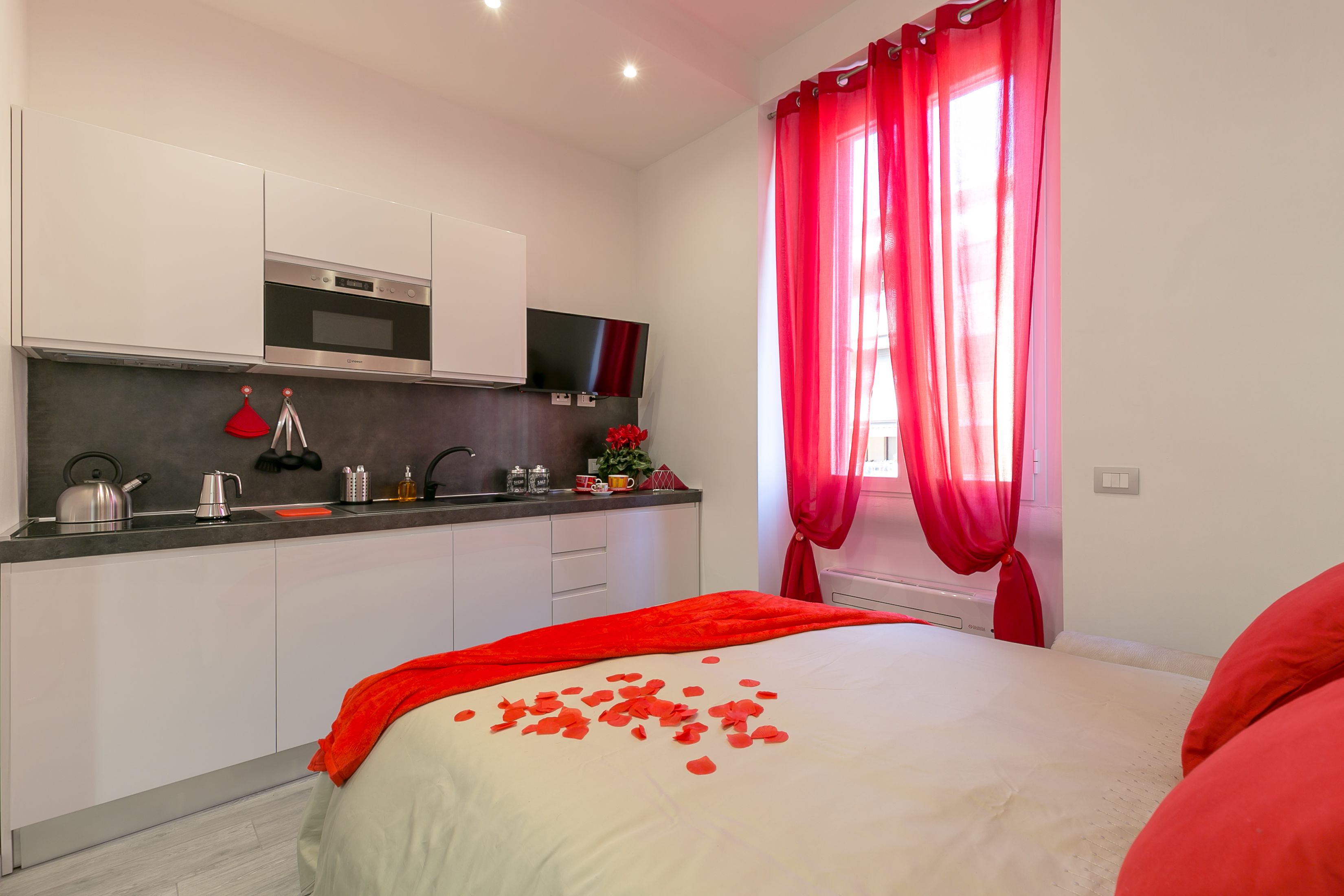 Studio | Private kitchenette | Fridge, microwave, oven, stovetop