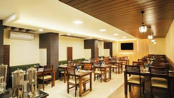 Bữa sáng đặc sản địa phương hàng ngày (250 INR/mỗi người)