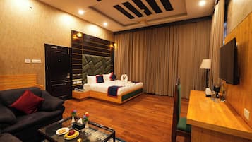 Phòng Premium, ban công | Bộ đồ giường cao cấp, nệm có lớp đệm bông, bàn