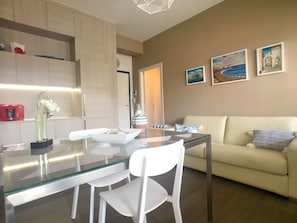 Apartment, 1 Bedroom | In-room dining
