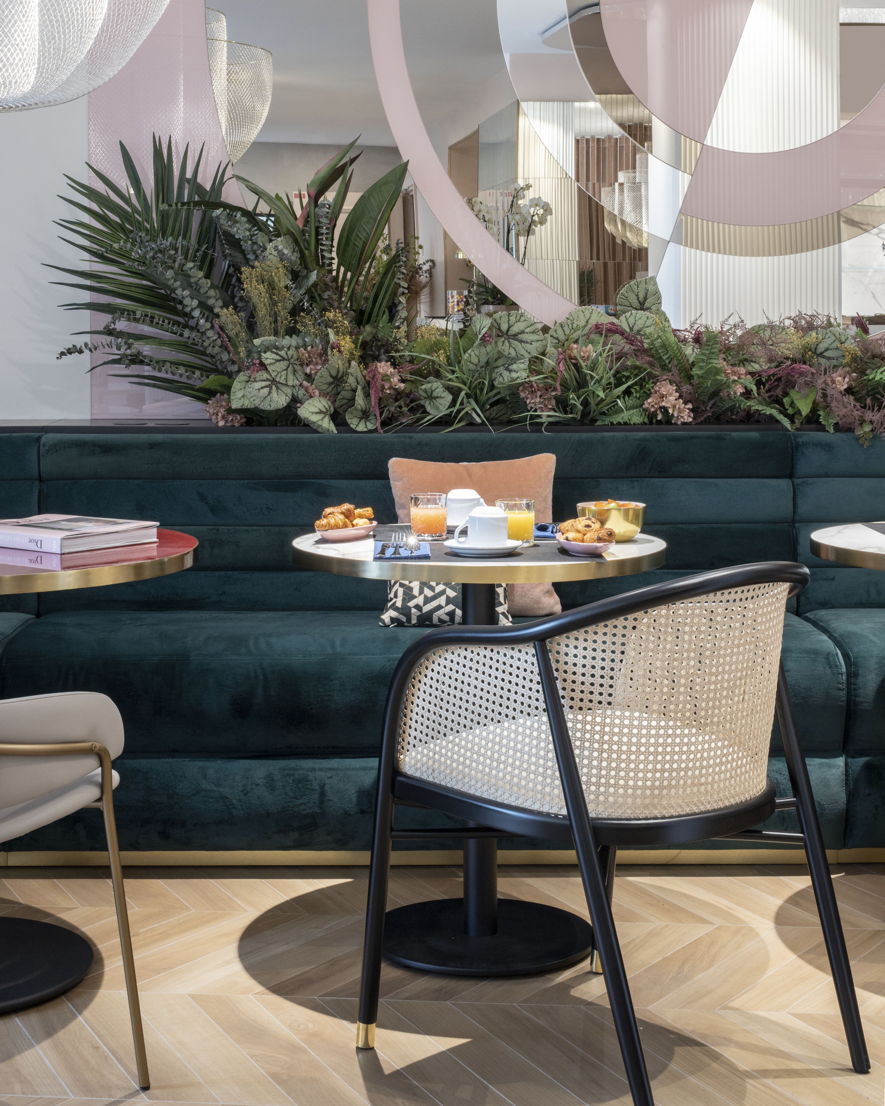 Un área de estar interior moderna con una mesa redonda, una silla y un sofá.