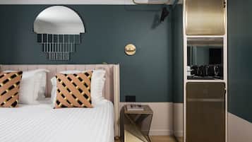 Un dormitorio con cama, mesita de noche, espejo en la pared y armario.
