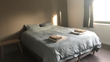 5 bedrooms, iron/ironing board, free WiFi, bed sheets