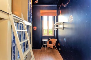 Double Bed in Shared Mixed Dormitory ( 6 pax) | Een strijkplank/strijkijzer, gratis wifi, beddengoed