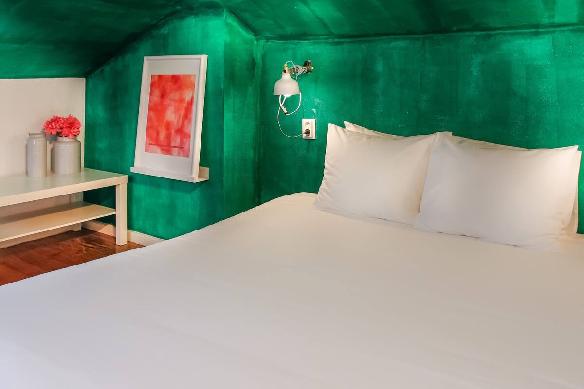 Triple Room | Iron/ironing board (on request), WiFi (free), bed sheets