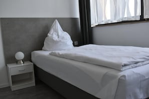 Hypo-allergenic bedding, desk, soundproofing, cribs/infant beds - Motel Schönefeld (Schoenefeld)