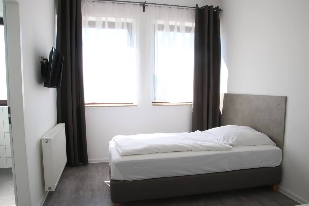 Single Room | Hypo-allergenic bedding available, desk, soundproofing