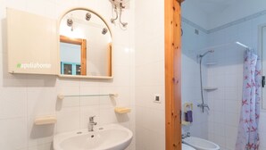 A bathroom with a sink, toilet, and shower. - Appartamento Robinia II (Gallipoli)