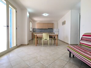Apartment, 2 Schlafzimmer | Essbereich im Zimmer