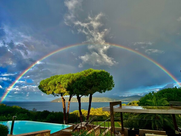 An infinity pool, sun loungers - Exclusive villa with pool 200sqm, park 5,000 sqm, beach 2 min walking (Capoliveri)