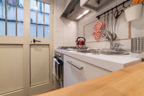 Ovn, kogeplade, opvaskemaskine, kaffe-/temaskine