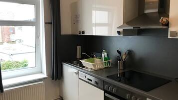 Full-sized fridge, microwave, oven, stovetop