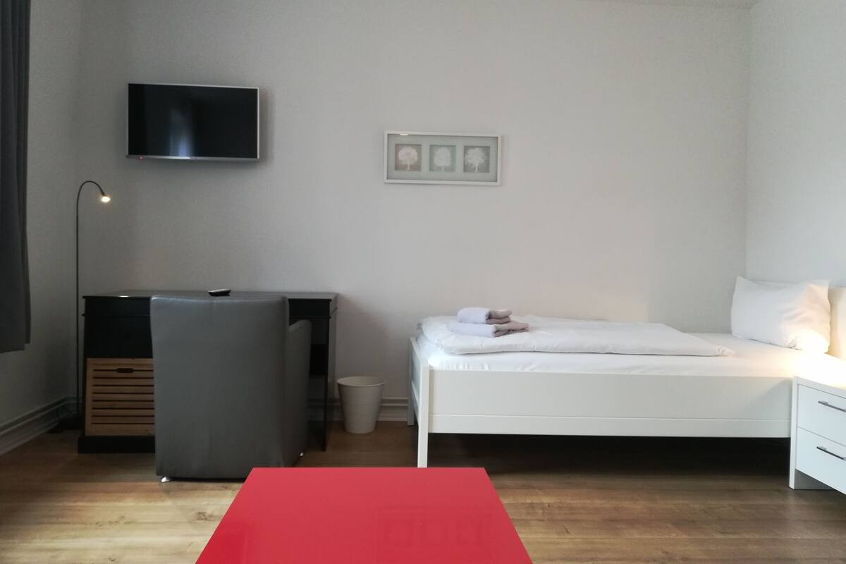 1 camera, biancheria da letto ipoallergenica, una scrivania