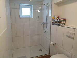 Shower, hair dryer, towels - Teamwohnung 1690 (Rendsburg)