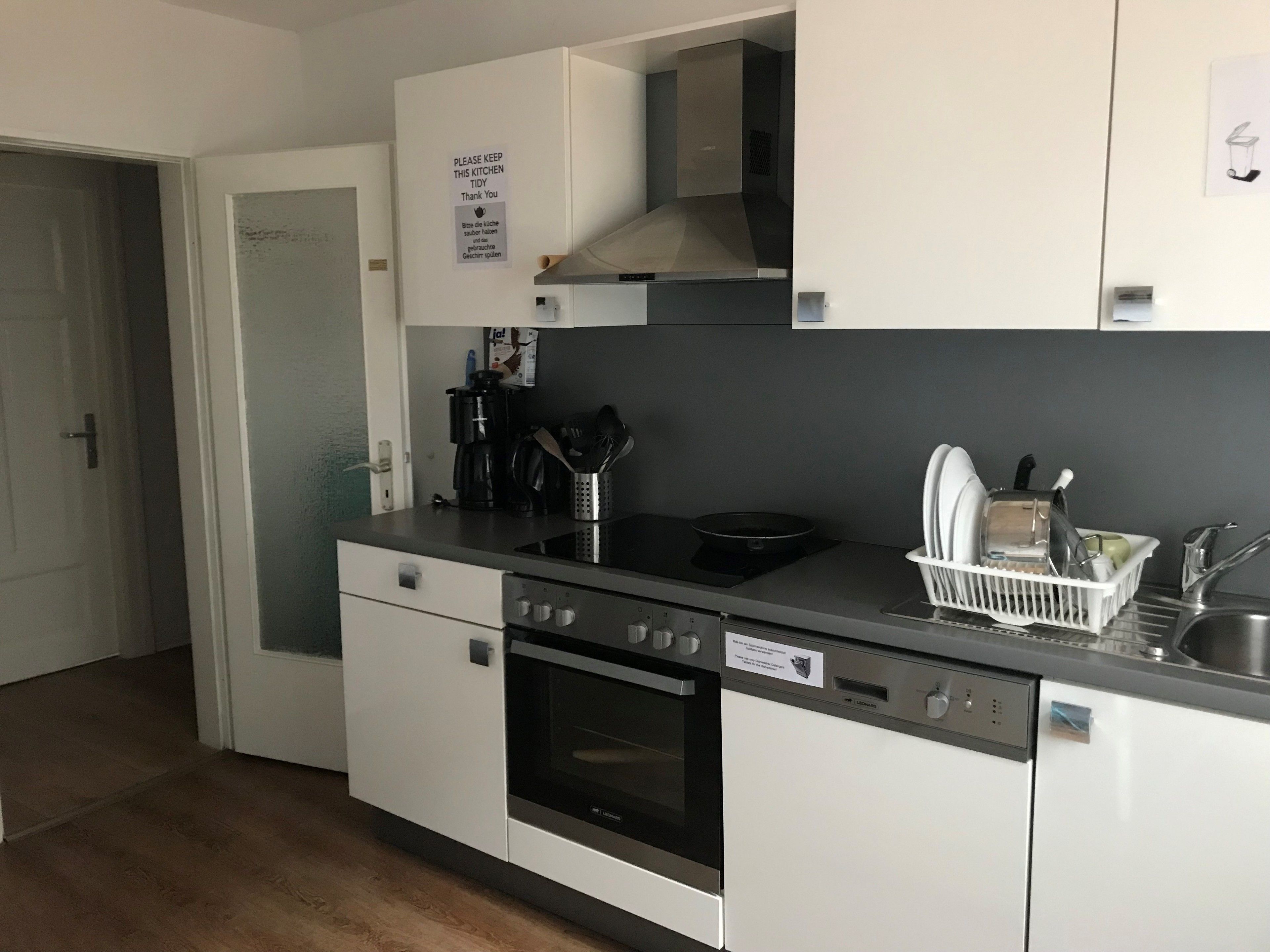 Full-size fridge, microwave, oven, stovetop