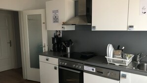 Full-size fridge, microwave, oven, stovetop - Teamwohnung 1690 (Rendsburg)
