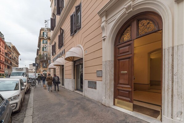 المنشأة من الخارج