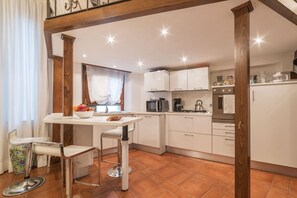 Ovn, kokeplater, kaffetrakter/tekoker og ismaskin