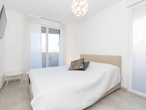2 bedrooms, iron/ironing board, WiFi, bed sheets - Renovated 2-Br Apartment with Terrace and Pool (Cannes)