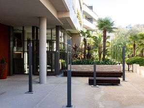 Property grounds - Renovated 2-Br Apartment with Terrace and Pool (Cannes)