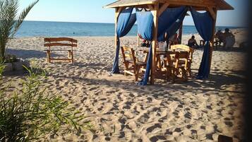 Chaises longues, serviettes de plage