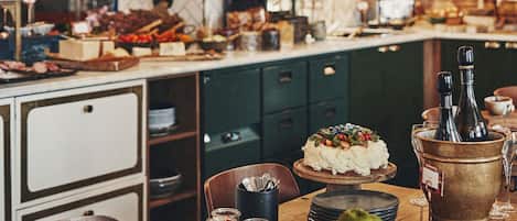 Free daily buffet breakfast