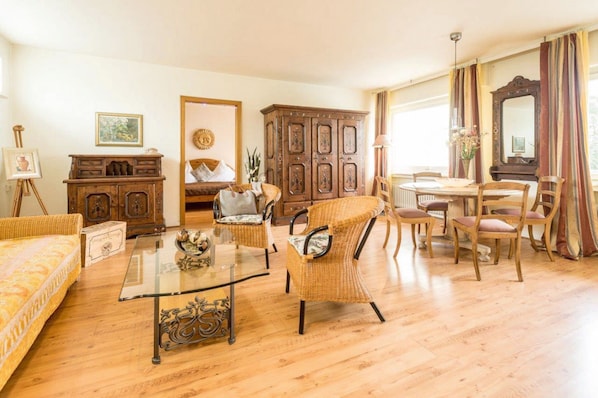 Caixa forta a l'habitació i escriptori
