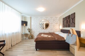 Cofres nos quartos, escrivaninha, espaço de trabalho para notebook
