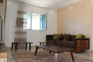 Villa Deluxe - 3 sovrum | Vardagsrum | 44-tums LED-tv med satellitkanaler och tv