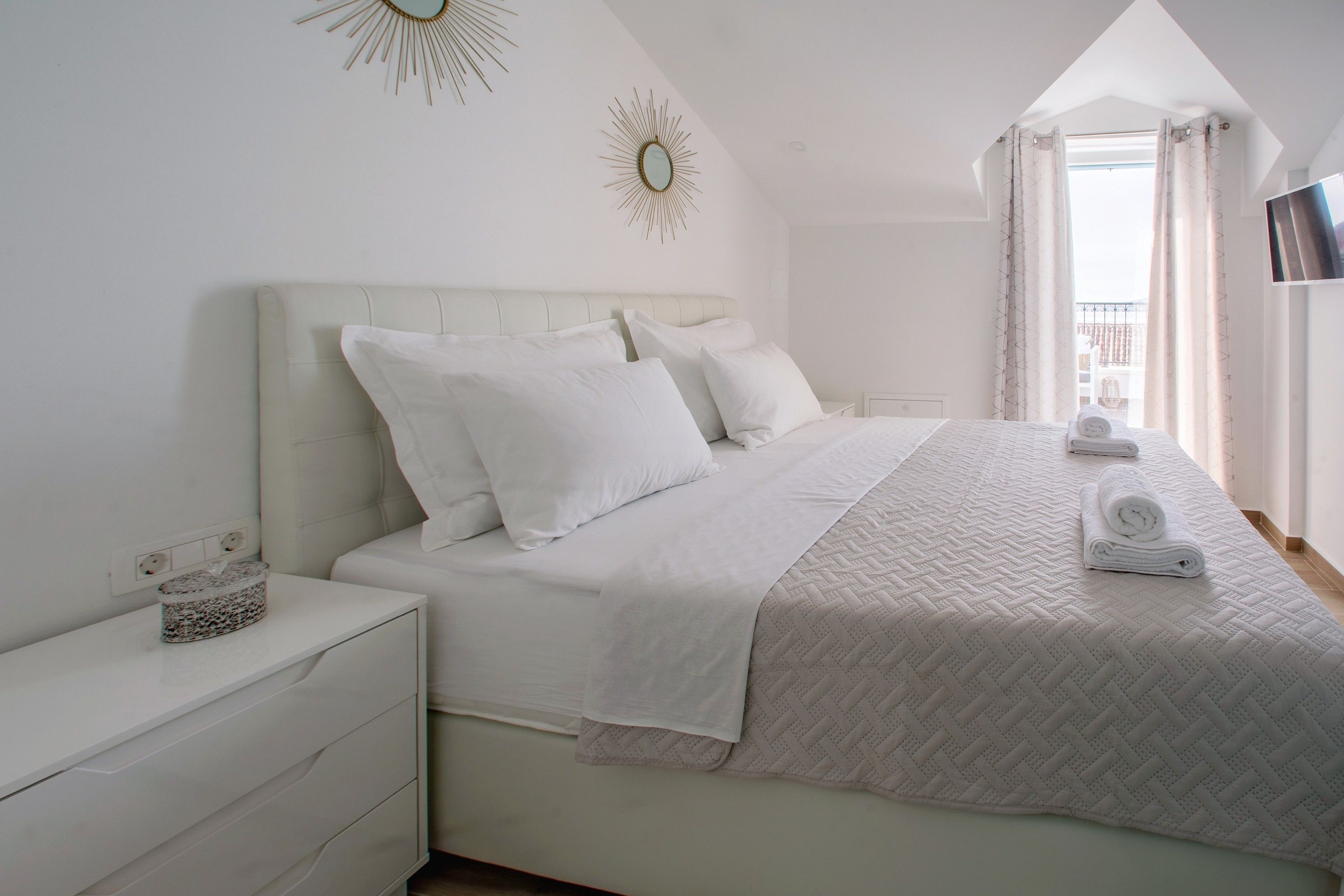 Luxury Penthouse (2 Bedrooms) with Sea view and Hot Tub | Safe på rommet, strykejern/-brett, wi-fi (inkludert) og sengetøy