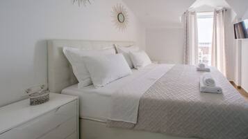 Luxury Penthouse (2 Bedrooms) with Sea view and Hot Tub | Safe på rommet, strykejern/-brett, wi-fi (inkludert) og sengetøy