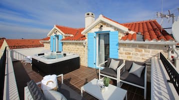 Luxury Penthouse (2 Bedrooms) with Sea view and Hot Tub | Balcony