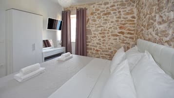 Luxury Penthouse (2 Bedrooms) with Sea view and Hot Tub | In-room safe, iron/ironing board, free WiFi, bed sheets