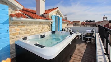 Luxury Penthouse (2 Bedrooms) with Sea view and Hot Tub | Balcony