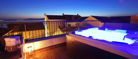 Luxury Penthouse (2 Bedrooms) with Sea view and Hot Tub | Balcón