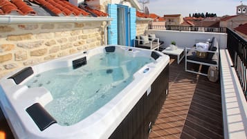 Luxury Penthouse (2 Bedrooms) with Sea view and Hot Tub | Balkong