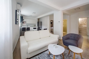Luxury Apartment (1 Bedroom) | Área de estar | TV de tela plana