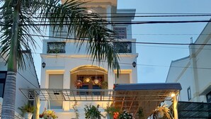 Un bâtiment à deux étages sur lequel est accrochée une enseigne au néon indiquant « Luna Rosa ».