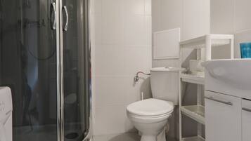 Family Apartment | Bathroom | Shower, free toiletries, hair dryer, towels