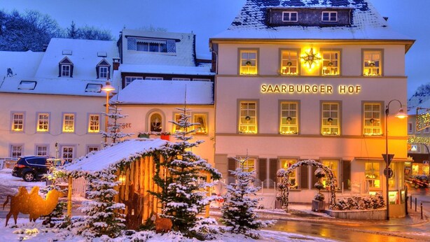 A hotel named Saarburger Hof with a snow-covered roof and illuminated windows. - Hotel Saarburger Hof (Saarburg)