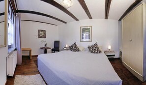 In-room safe, rollaway beds, free WiFi, bed sheets - Hotel Saarburger Hof (Saarburg)