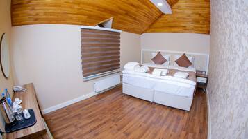 Junior suite | Luxe beddengoed, een minibar, een kluis op de kamer, een bureau