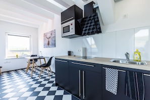 Studio (E) | Cuisinette privée | Réfrigérateur, four à micro-ondes, surface de cuisson, lave-vaisselle